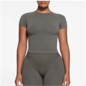 SKIMS FITS EVERYBODY SHORT SLEEVE TSHIRT